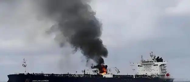一艘中国船东所有、悬挂马绍尔群岛国旗的成品油轮，居然在霍尔木兹海峡入口处的阿联酋