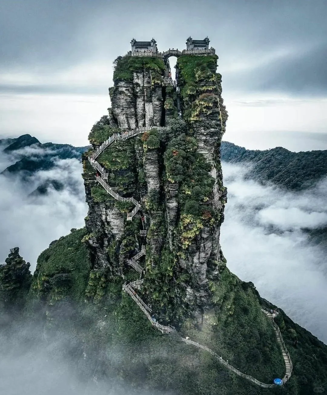 在中国贵州省东南部的梵净山山顶有两座佛教寺庙。梵净山，中国佛教圣山，被认为是弥勒...