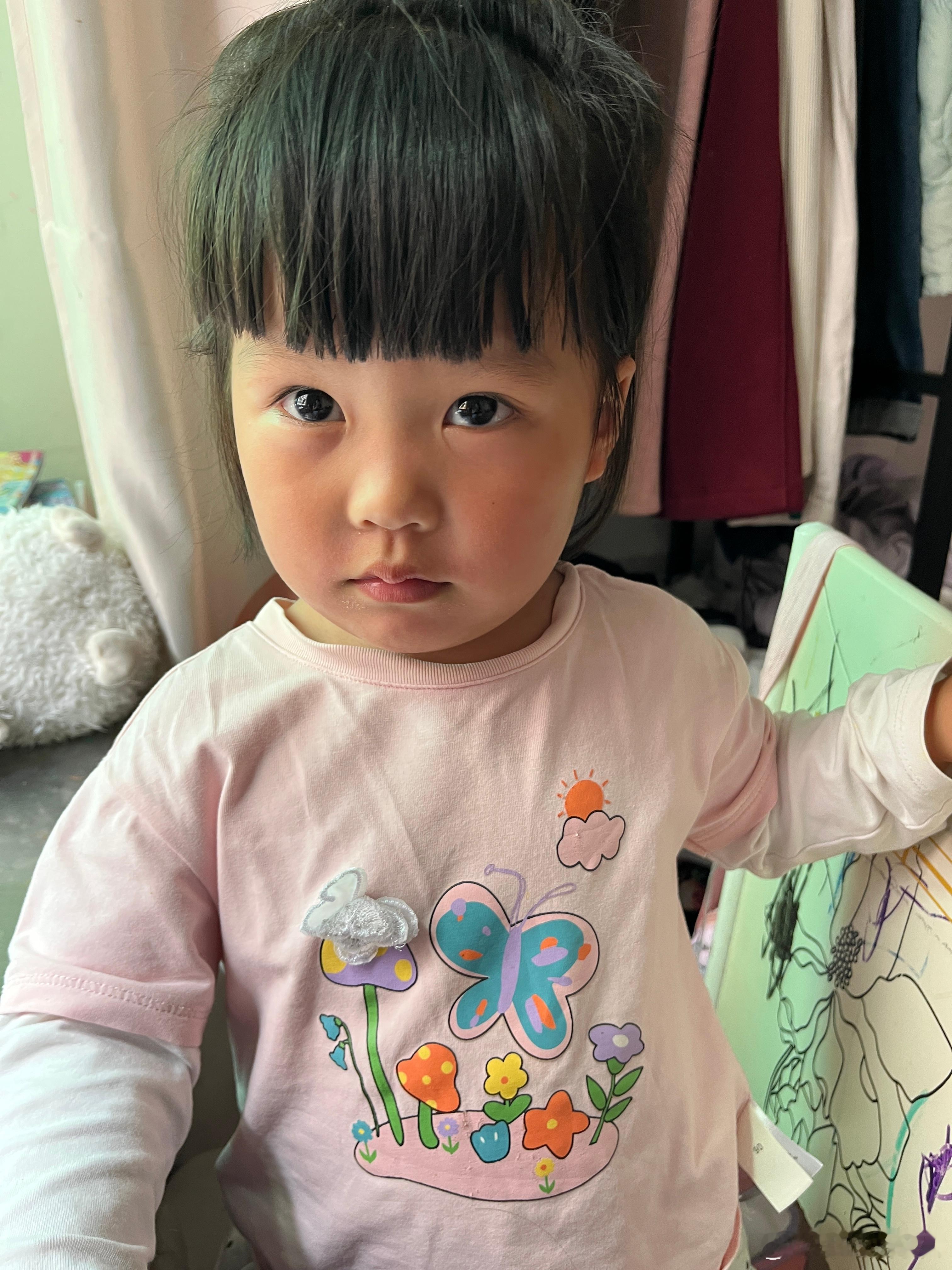 在玩她二姐的玩具，给小鳄鱼刷牙，这几天也很棒，早晚都是自己刷牙，不用我帮忙了。我