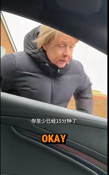 国外比亚迪车主被英国大妈骂，原因难道是因为英国人没有空调吗？

一个车主在路边吹