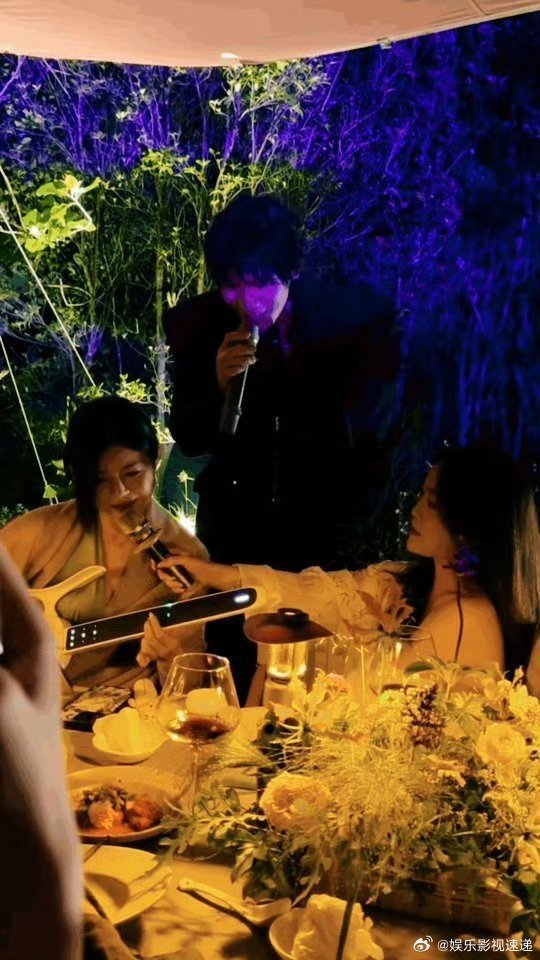 向佐陈妍希晚宴合唱突然想问问向佐在唱到“向左向右向前看”的时候有没有在憋笑，跟陈