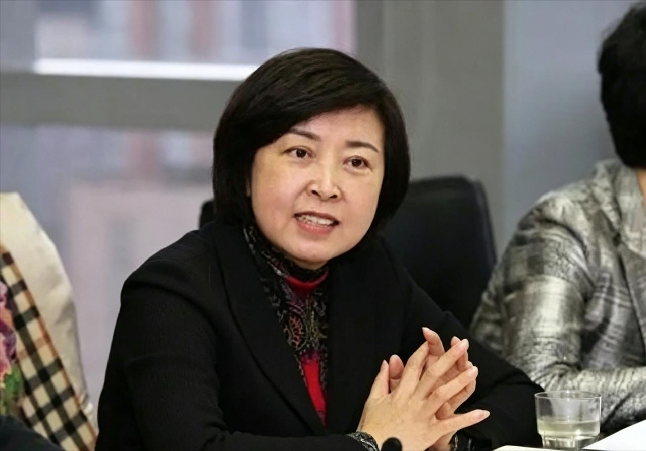 高翠和何万军，夫妻二人组，一个是曾经的辽宁省保监局局长，一个是保险企业的现任老总