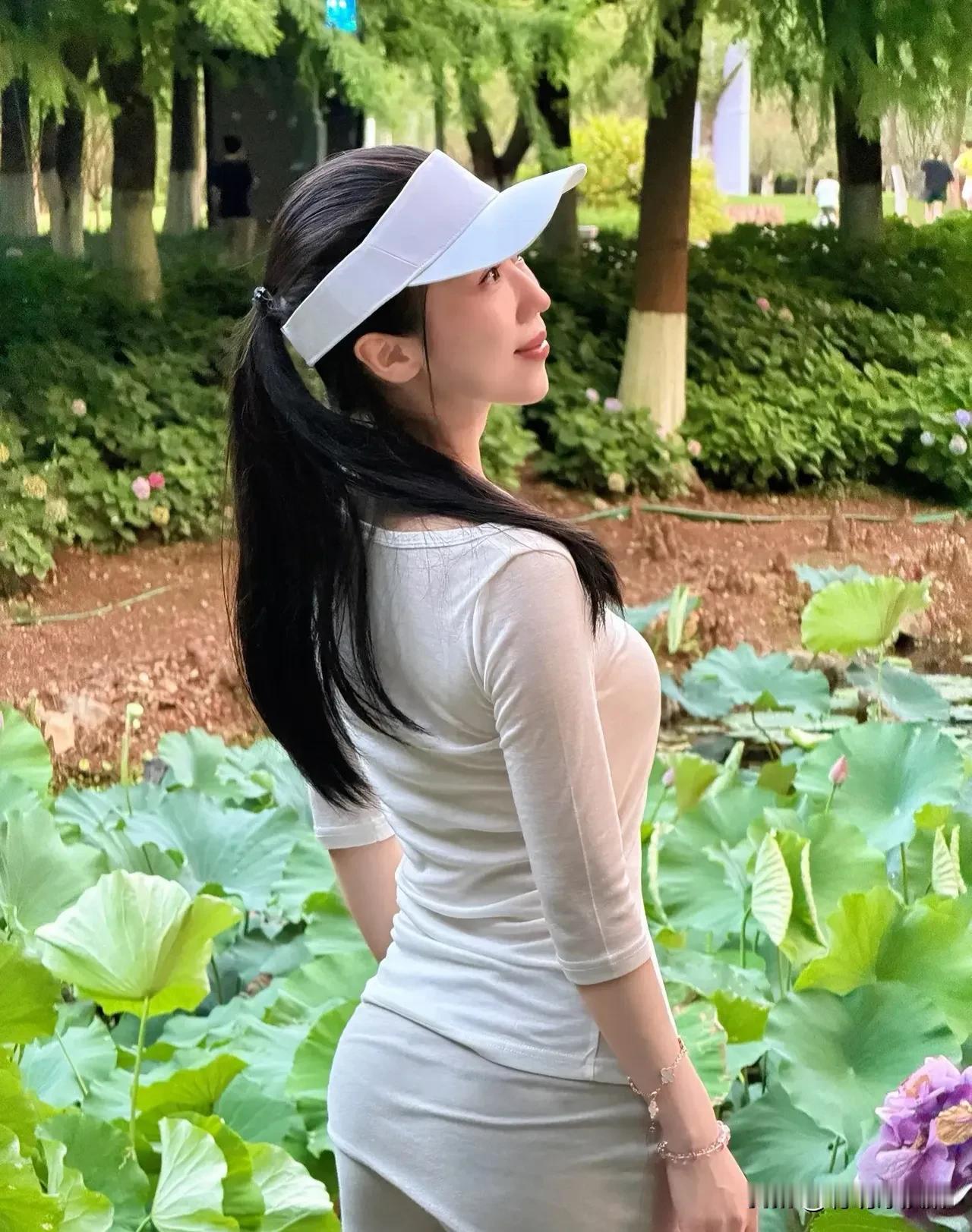 池畔荷影，诗意盎然。  
碧叶托粉蕊，风过香满园。  
夏日限定浪漫，你值得驻足