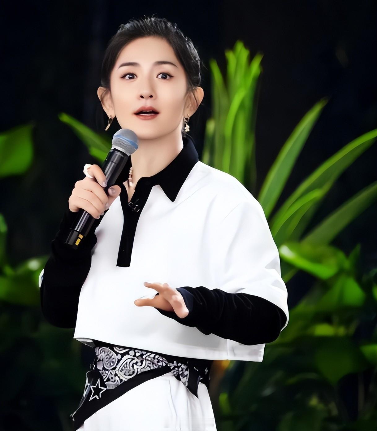 谢娜又不是劣迹艺人，当然可以开演唱会。这不是歌星专属活动，重要的是用什么态度去对