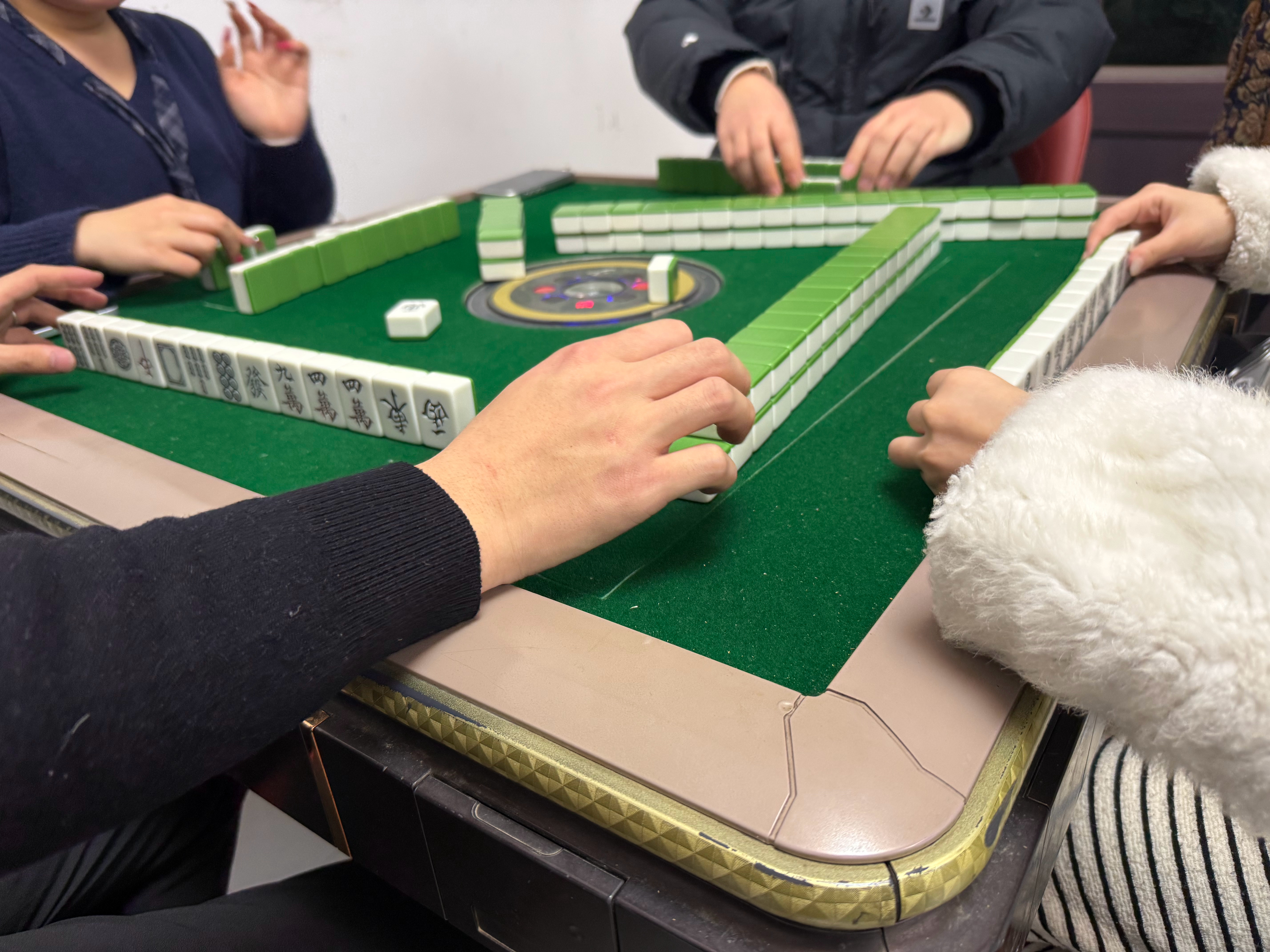 过年打麻将，看着怪好玩的，但是我不会只能看。