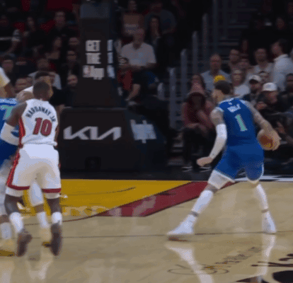 三球收球后明显走了四步，NBA裁判官方事后也承认这球是走步违例。但讽刺的是，当时