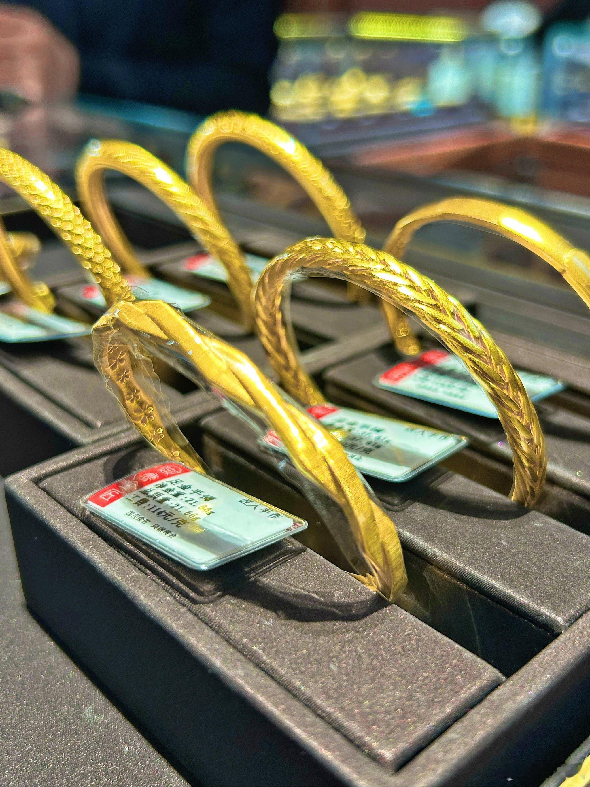 金价飙升原因找到了乱世黄金，盛世古董，古人说的话还是更有道理的，现在黄金价格一路