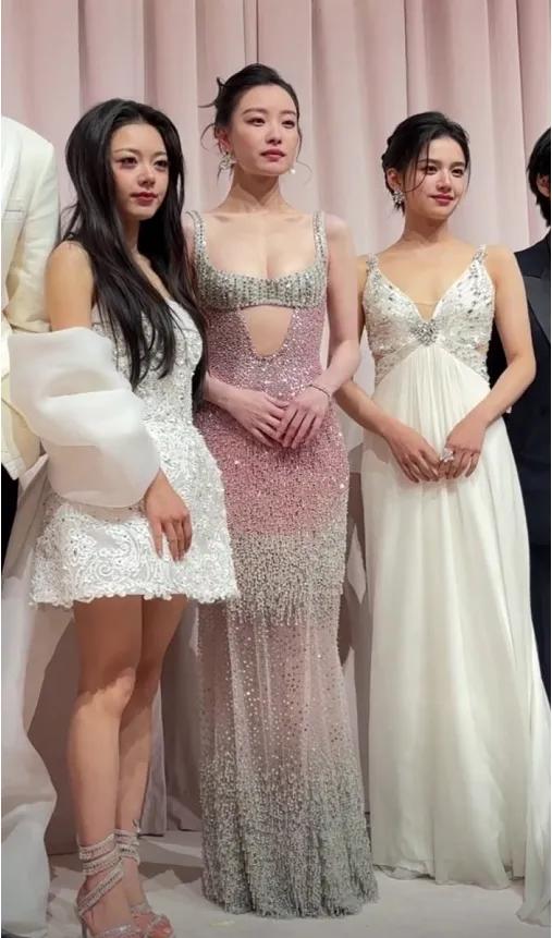 赵今麦单看挺漂亮的，怎么和倪妮同框差距这么大呢？虽说倪妮比她大了不少，但还是把她