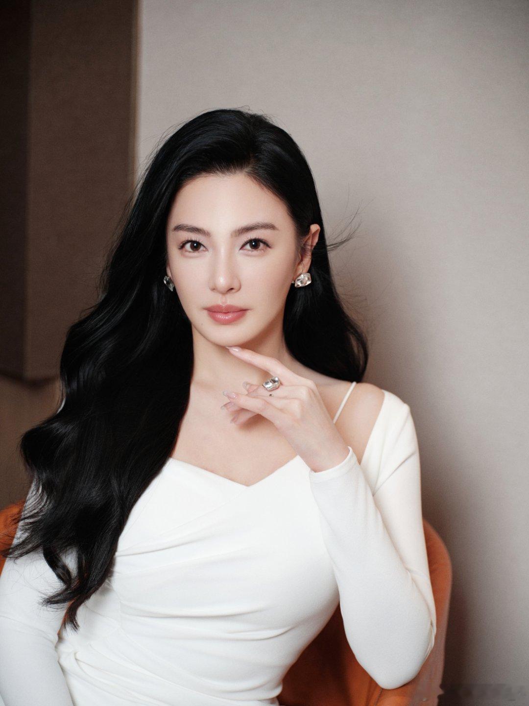 今天是大波浪温柔妈咪[舔屏]简直美颜暴击啊啊啊张雨绮的颜值太权威了[good][
