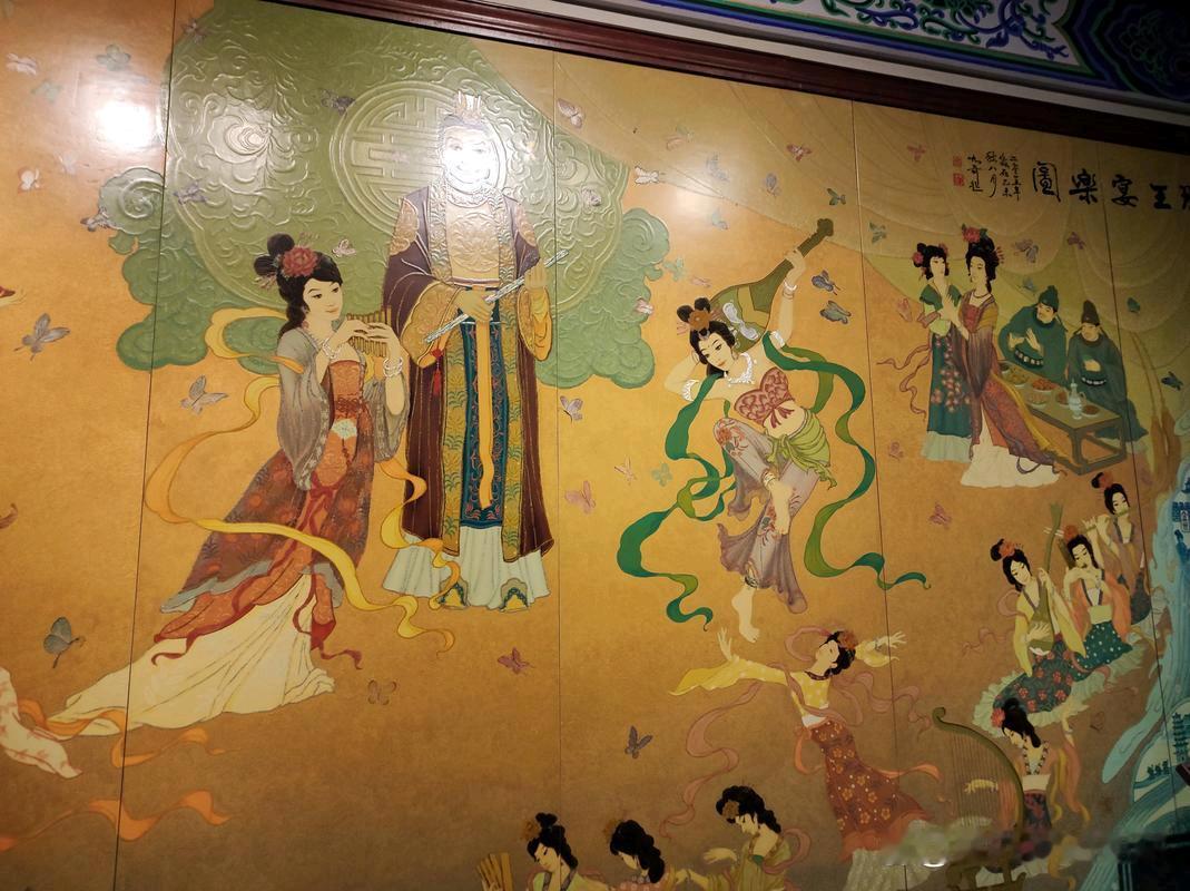 一天，赵匡胤在清油观游玩，走到降魔宝殿，却发现里面关着一名绝色美女，大吃一惊的连