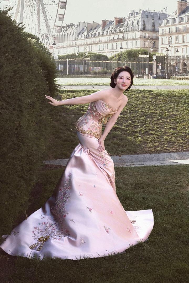 杨紫玉兰花开君再来 yz杨紫董竹君 和你在一起，连等待都变得柔软。像等一朵花开，