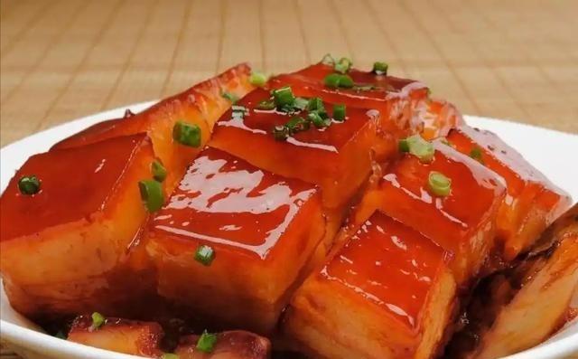 在我们的日常饮食中，血脂问题的根源并不总是那些大家熟知的油腻食物。很多人以为高脂