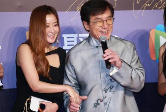 成龙一封信，让金喜善当场尖叫！背后藏着23年的江湖情谊

“呀！是成龙大哥！”