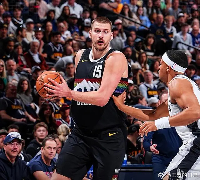 掘金豪取8连胜NBA常规赛马刺客场对阵掘金，文班亚马轮休一场后复出，马刺在文班亚