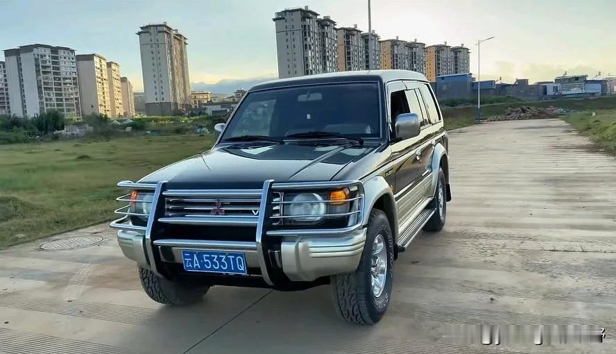 经典老车之三菱帕杰罗。这款车在90年代和00年代初期也是国内知名度非常高的一台越