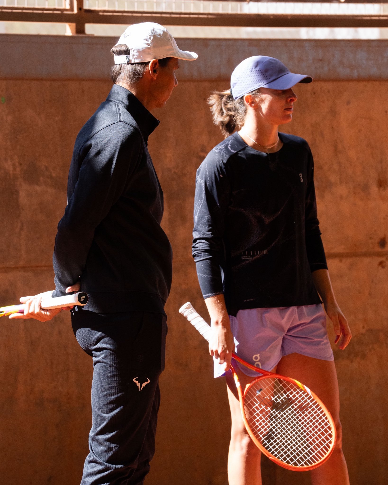 纳达尔网校官推晒照发文，斯维亚泰克与纳达尔继续“合作”积极训练备战：No day