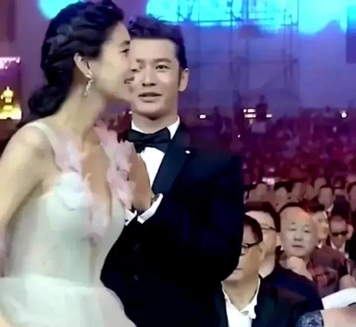 黄晓明baby当时已经出问题了，baby得奖不和老公拥抱，竟然和别人拥抱，看都不