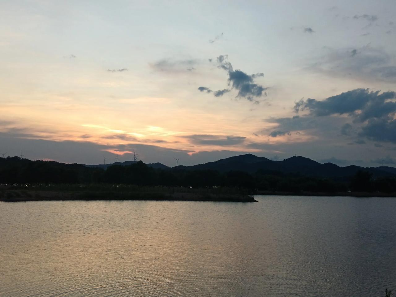 暮色渐浓时，不妨牵起老伴的手，来商城县灌河公园走走。
 
夕阳把最后一抹温柔泼向