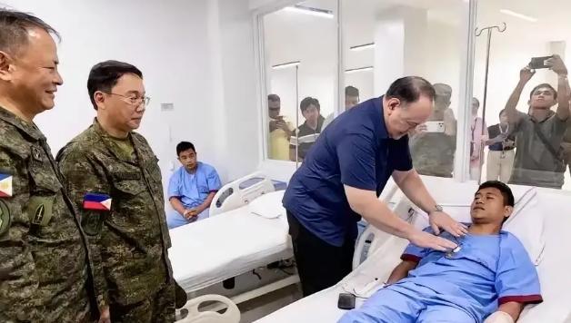 菲律宾这回挨了重击，损失惨重，头疼不已！10月6日，菲律宾国防部长特奥多罗带着军