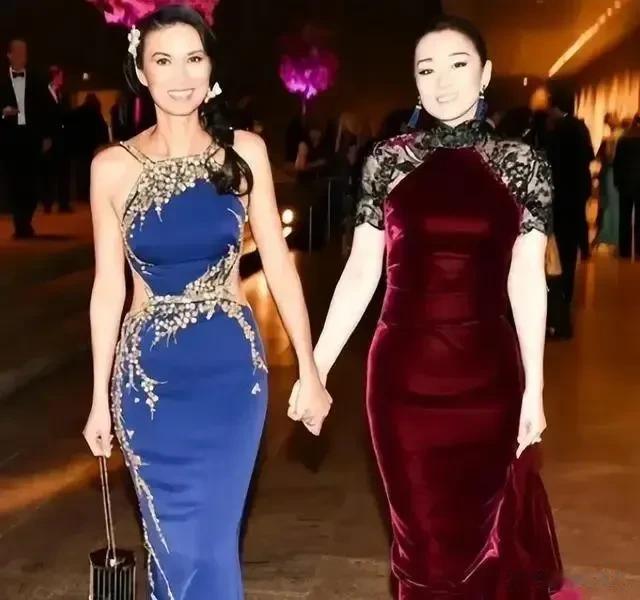两位惺惺相惜的“霸气女王”！

这是两位颇具争议的传奇女性人物，如今在红毯上相遇