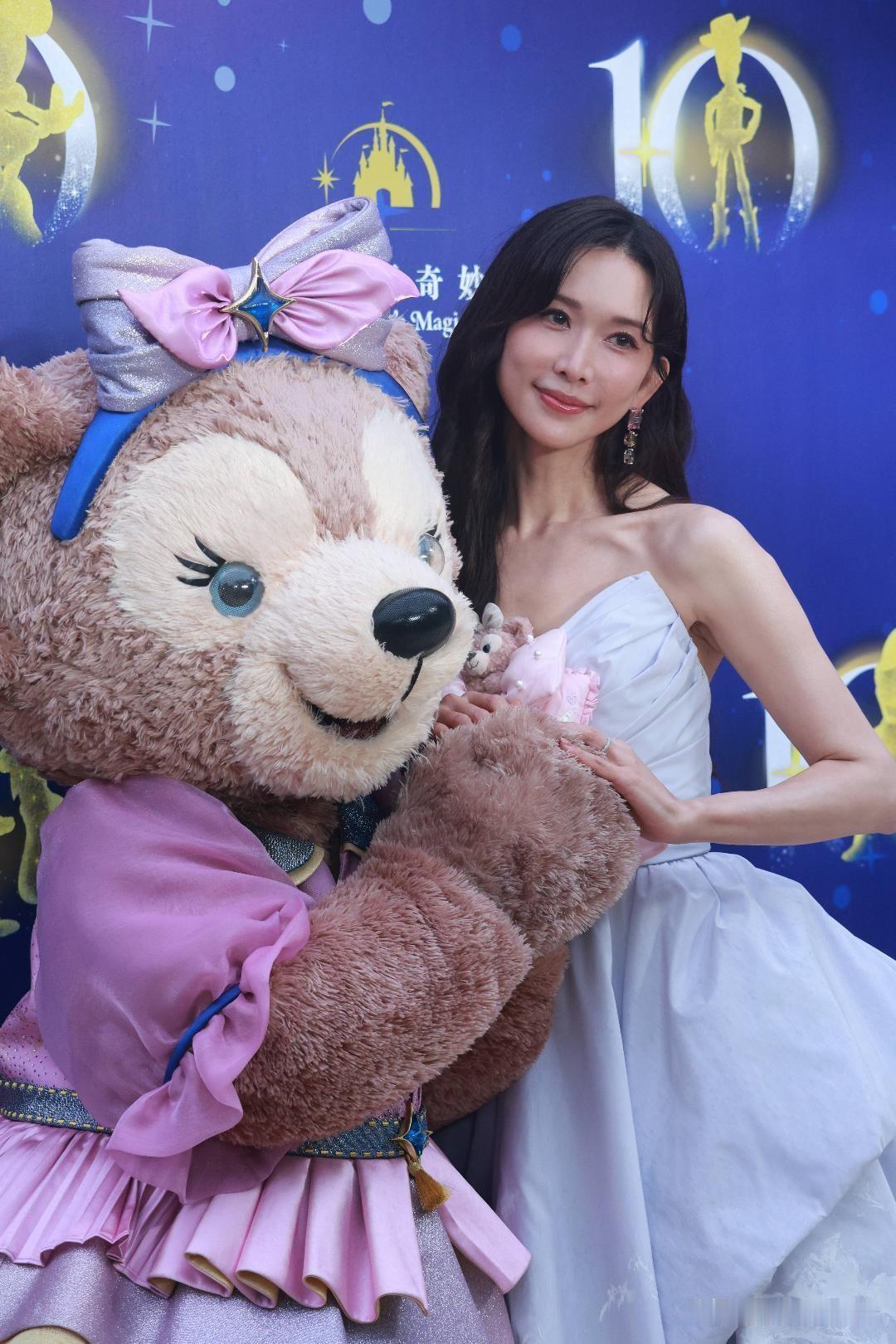 林志玲现身上海迪士尼十周年，白裙造型美成童话公主