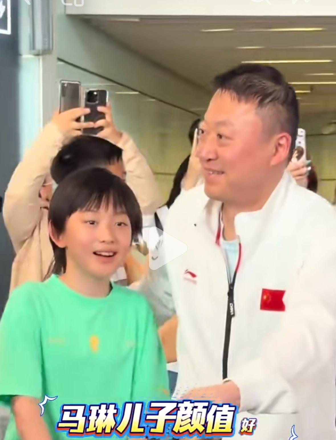 乒二代齐聚机场迎接英雄爸爸—马琳 王皓 梁靖崑的儿子均颜值超高，幸福的孩子！
马
