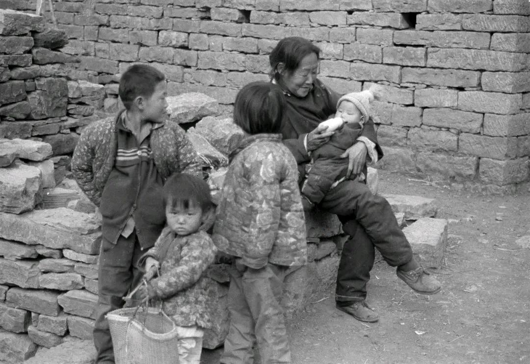 那个年代，小孩们的名字也很有时代特色。
那时候谁家孩子出生以后先起个小名字，上学