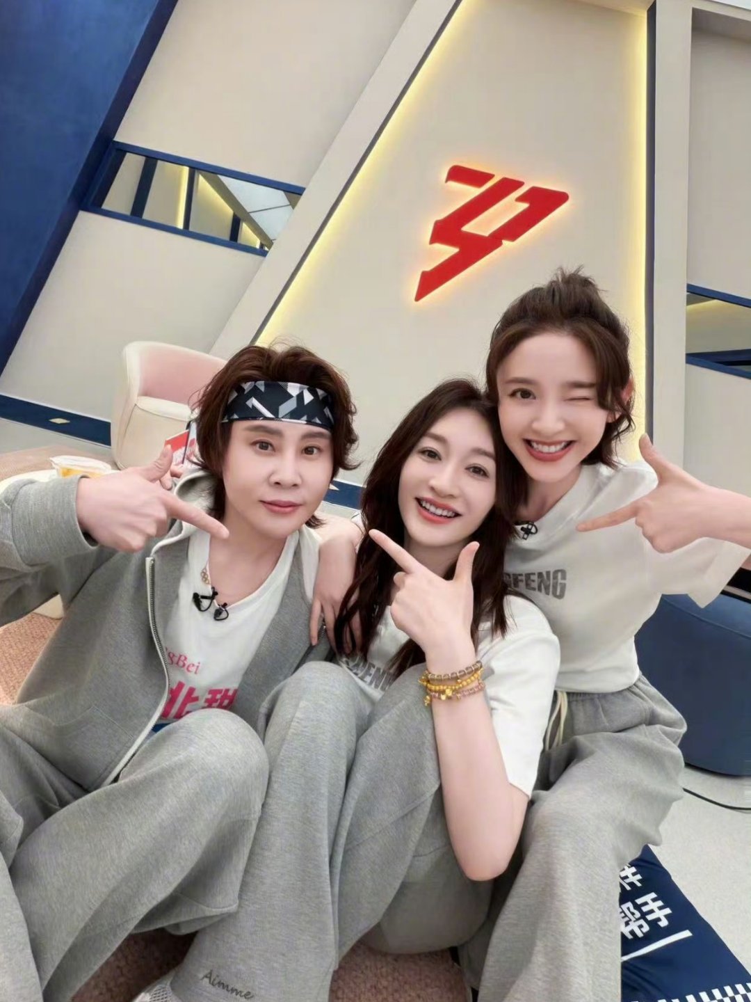 李小冉拉王濛起来被甩开孙怡爆哭 孙怡队败给阚清子队后，孙怡队成员赵子琪被宣布淘汰