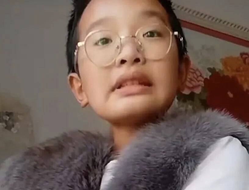 对于原生家庭不好的孩子来说，闯不出来是命，闯出来是运。喜欢这个阳光快乐的男孩，并