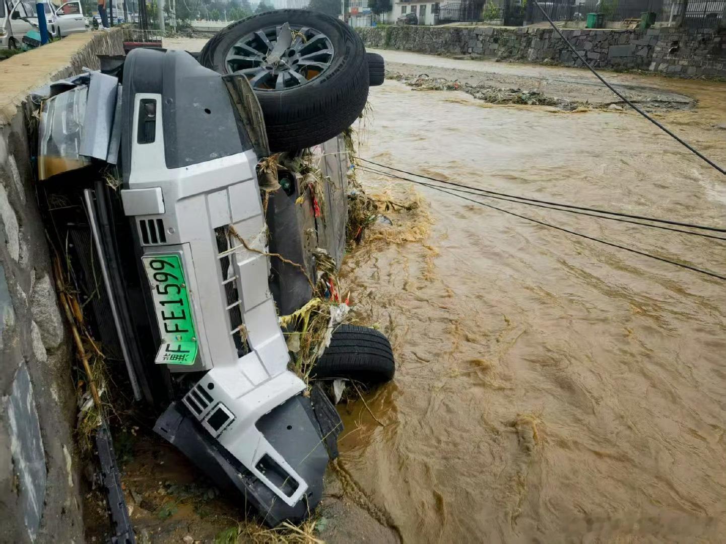 方程豹品牌为保定暴雨中前往救援的车主李先生赠送一辆全新的方程豹豹5和全套救援装备
