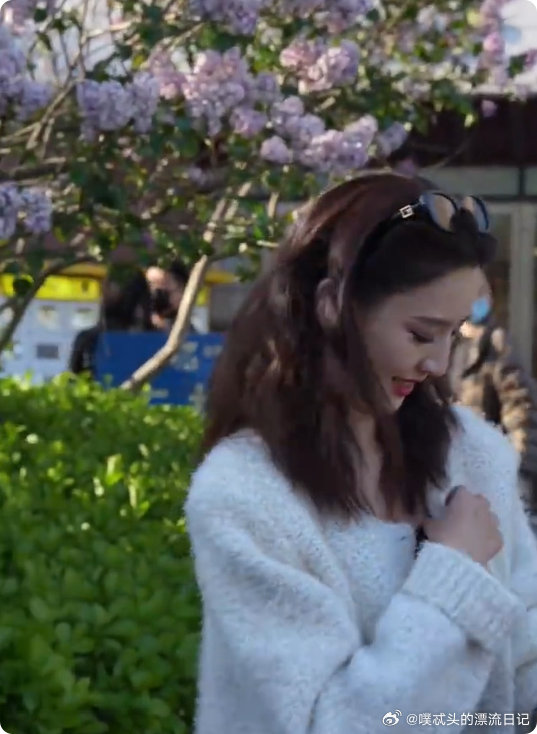 佟丽娅看朵朵饭撒的眼神饭撒时满眼欣慰，危险前细心守护，佟丽娅真的把朵朵捧在手心里