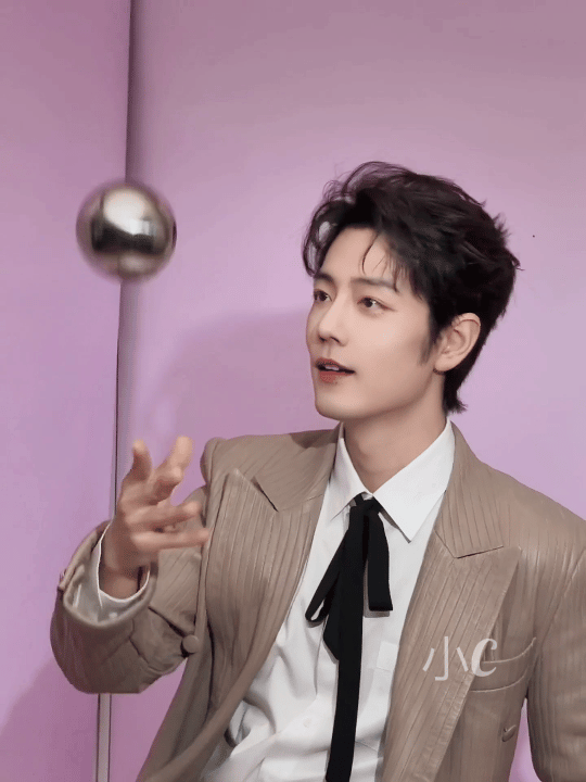 肖战鞠躬致谢观众肖战品质盛典座位 我给大家把live做了动图！肖战真帅啊！真好看