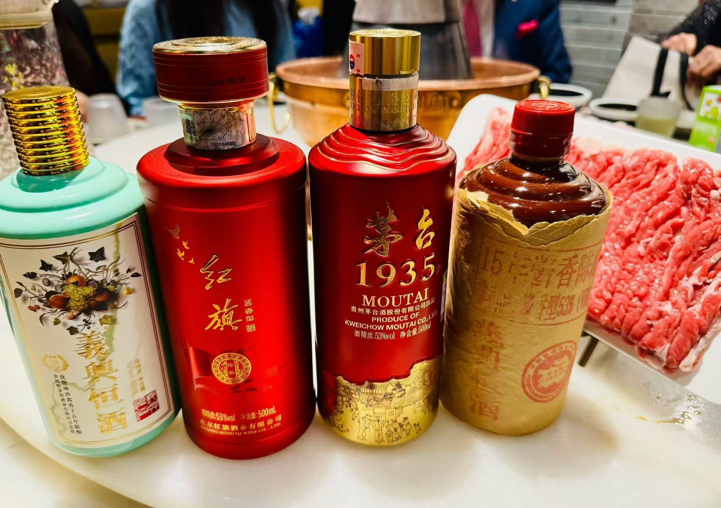 为十一假日、中秋节先预备上。义兴恒酒是走亲访友，迎来送往的最佳伴手礼，也是公司赠
