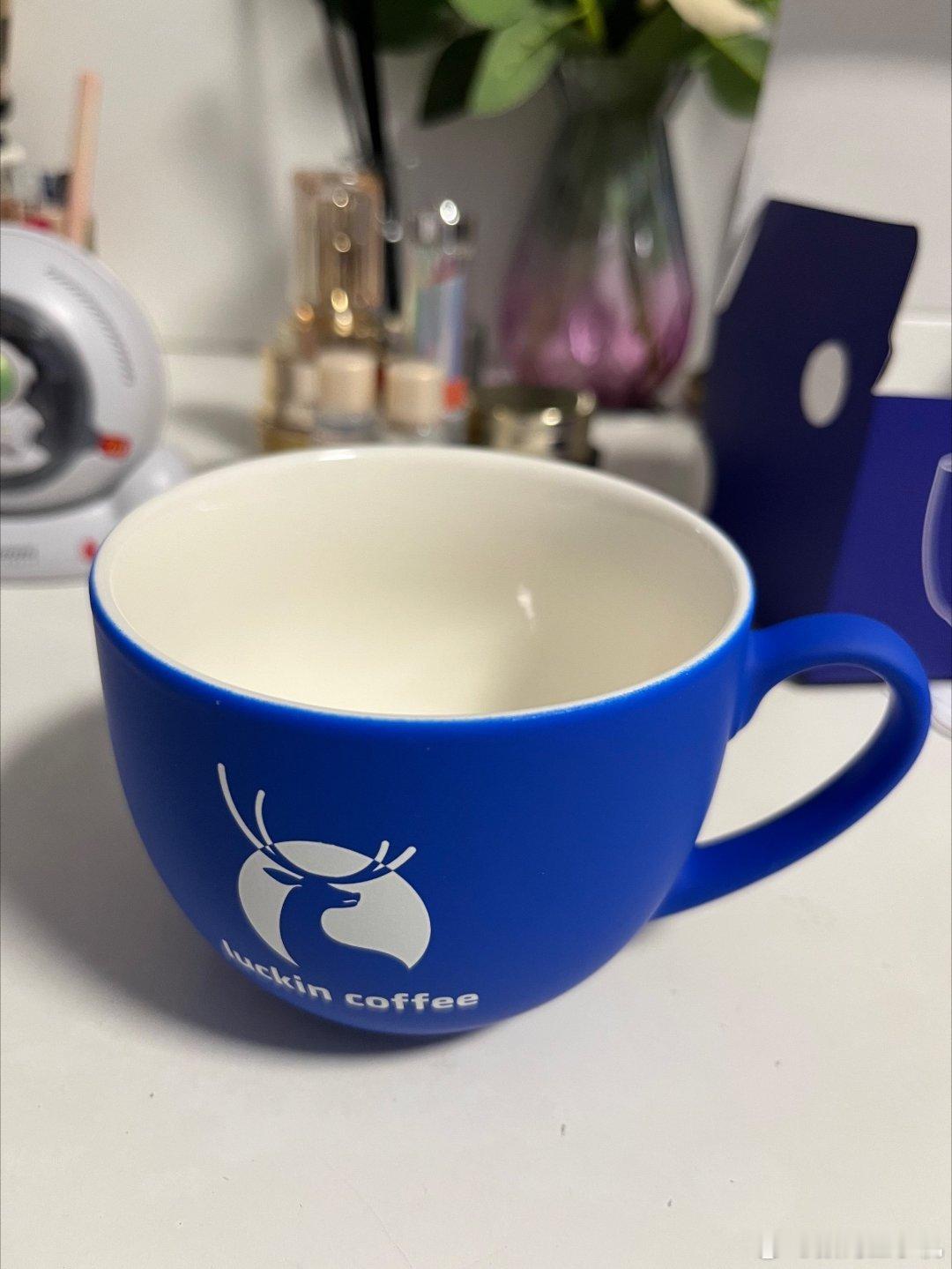 自带杯既然星巴克这么爽快，那我可要带上压箱底儿的珍藏款杯子去喝免费咖啡了[打ca