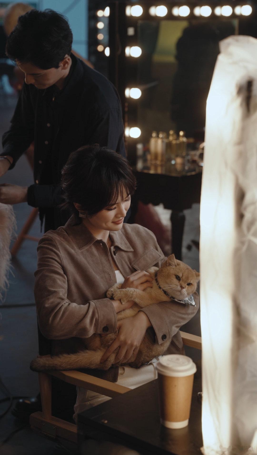 姚安娜王安宇合体代言新手机 姚安娜的酷飒有型是那种很高级的、不费力的飒，王安宇的