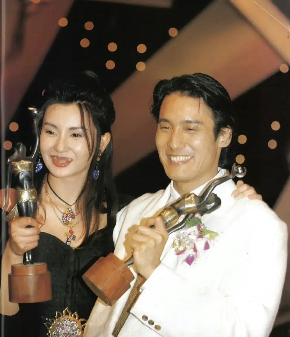 李连杰上台后准备发言，看到桌子上摆放的黄色花束，弯着腰小心翼翼拿到旁边。

不怪