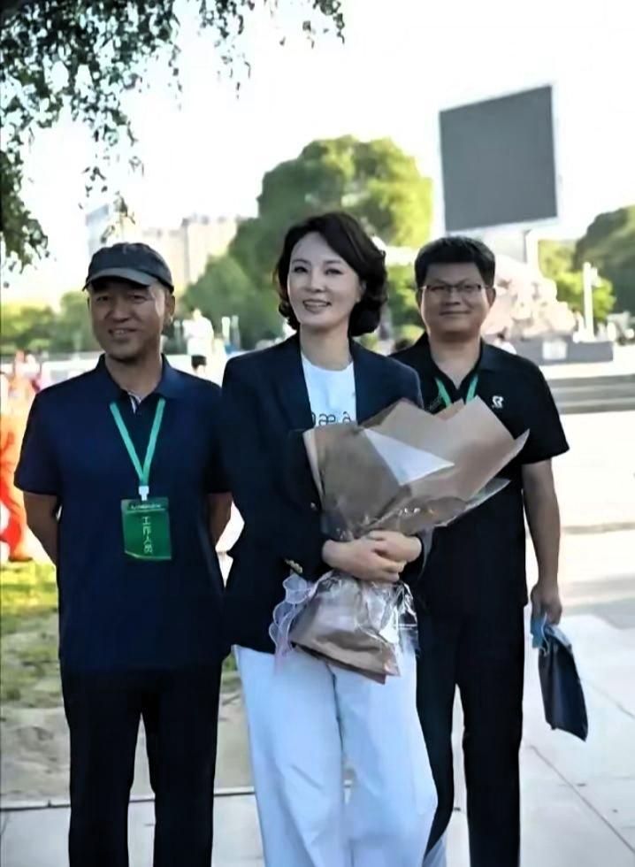 眼前这位女士看着状态格外亮眼，完全活出了自在松弛的个人风格。
的短发衬得五官端庄