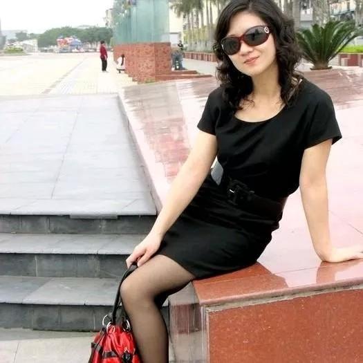 都市时尚女郎，黑色连衣裙，自信笑容，街拍瞬间。美女街拍照 城市街拍美女 丽人风情