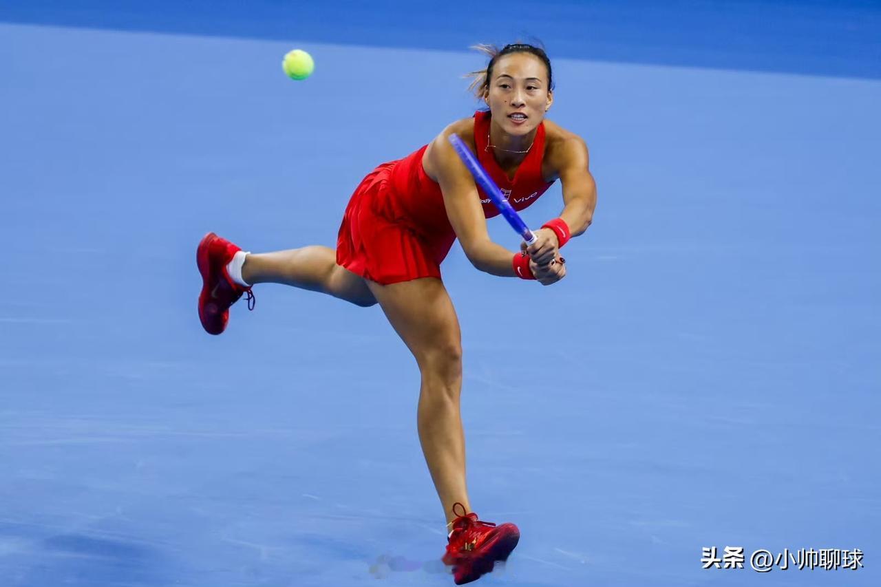鏖战三盘2-1晋级八强！郑钦文“脱鞋、换拍”不是噱头，这是顶尖选手的心理博弈
