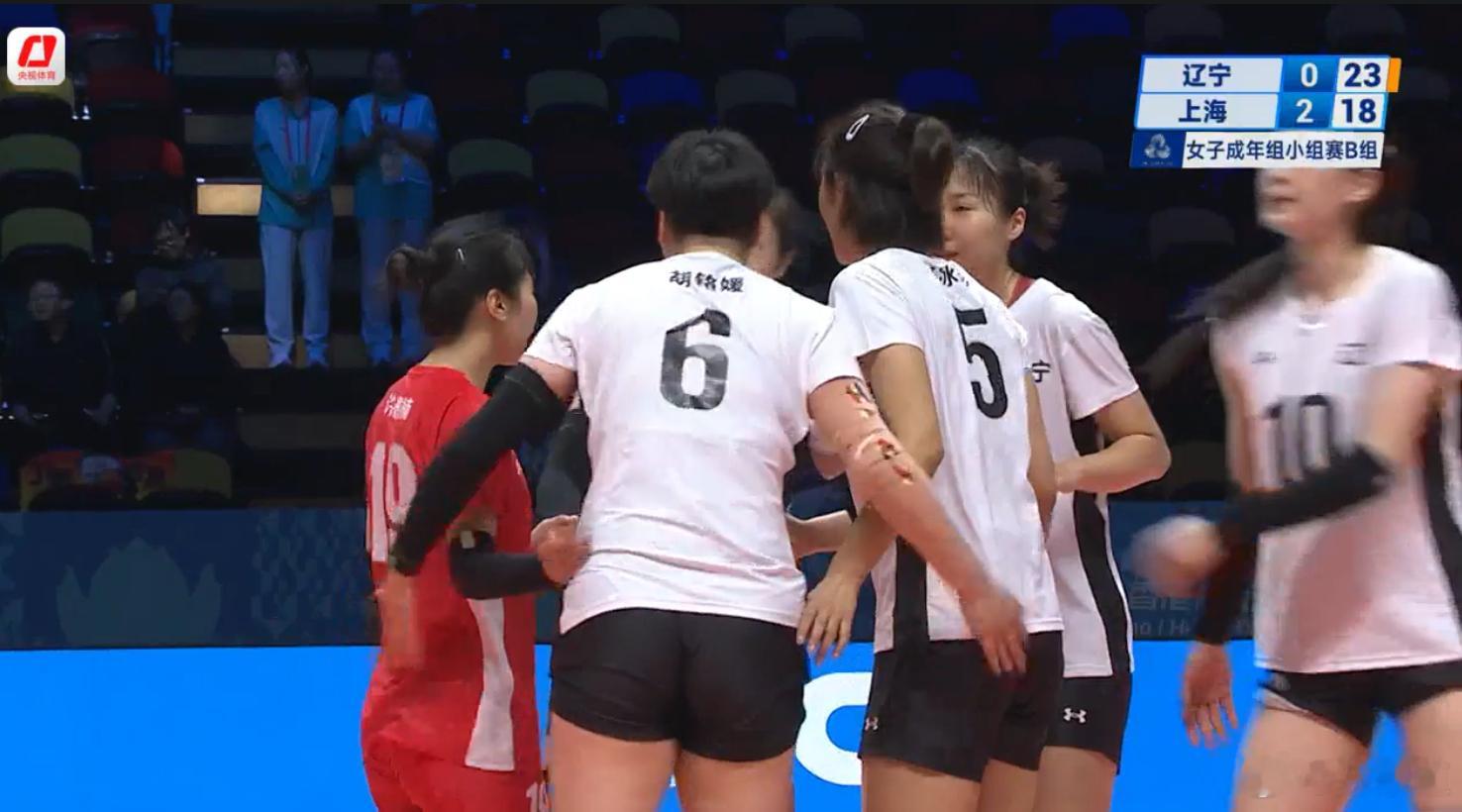 辽宁队扳回一局，前三局1-2（22-25/23-25/25-20）上海队；前三局