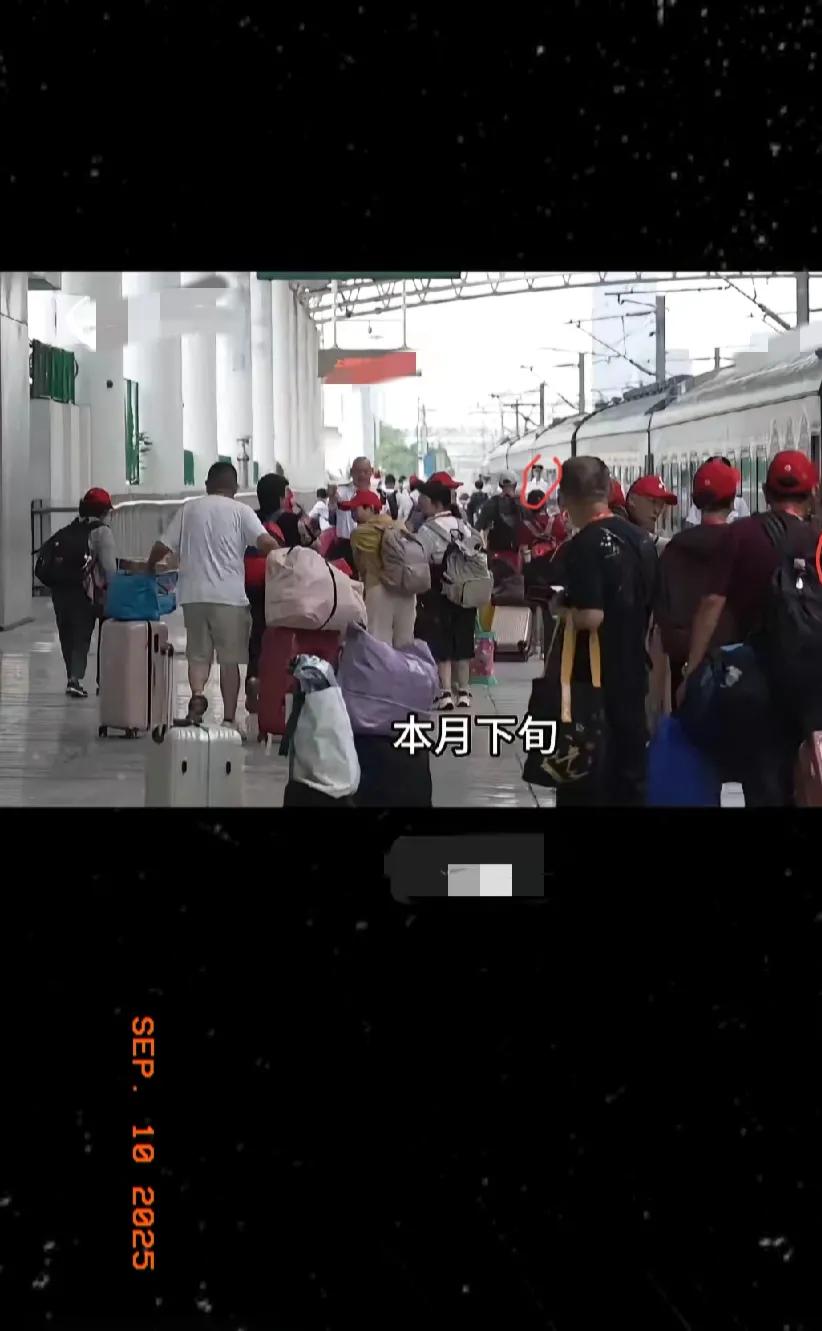 上海这趟专列真把老年人出游玩出新花样了！18天新疆行、1万出头的费用，还带了俩
