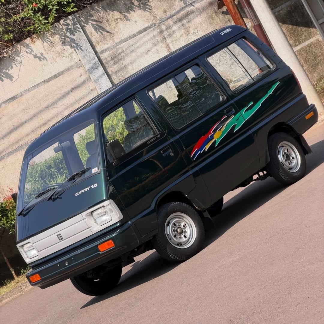 有了时间的加持，老面包也成了经典车。

印尼万隆玩家收藏的1998年铃木Carr