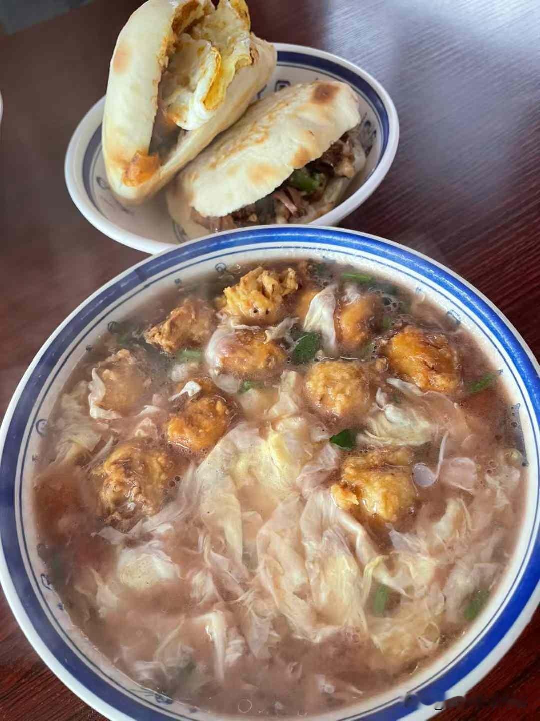 永宁有二宝，豆腐夹火烧，柳沟豆腐宴，吃完美食逛古村。
火勺，非火烧，为啥不叫火烧