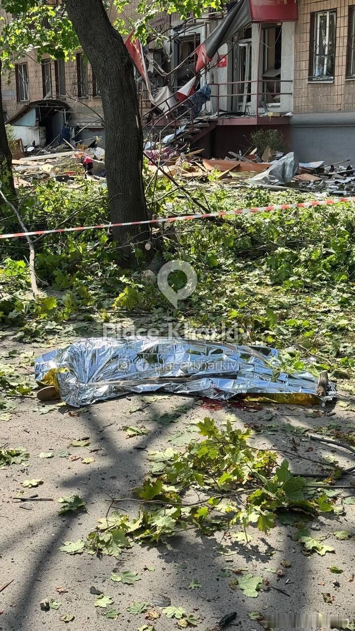 俄罗斯对哈尔科夫的民房发动了袭击，致两人死亡，20人受伤 
