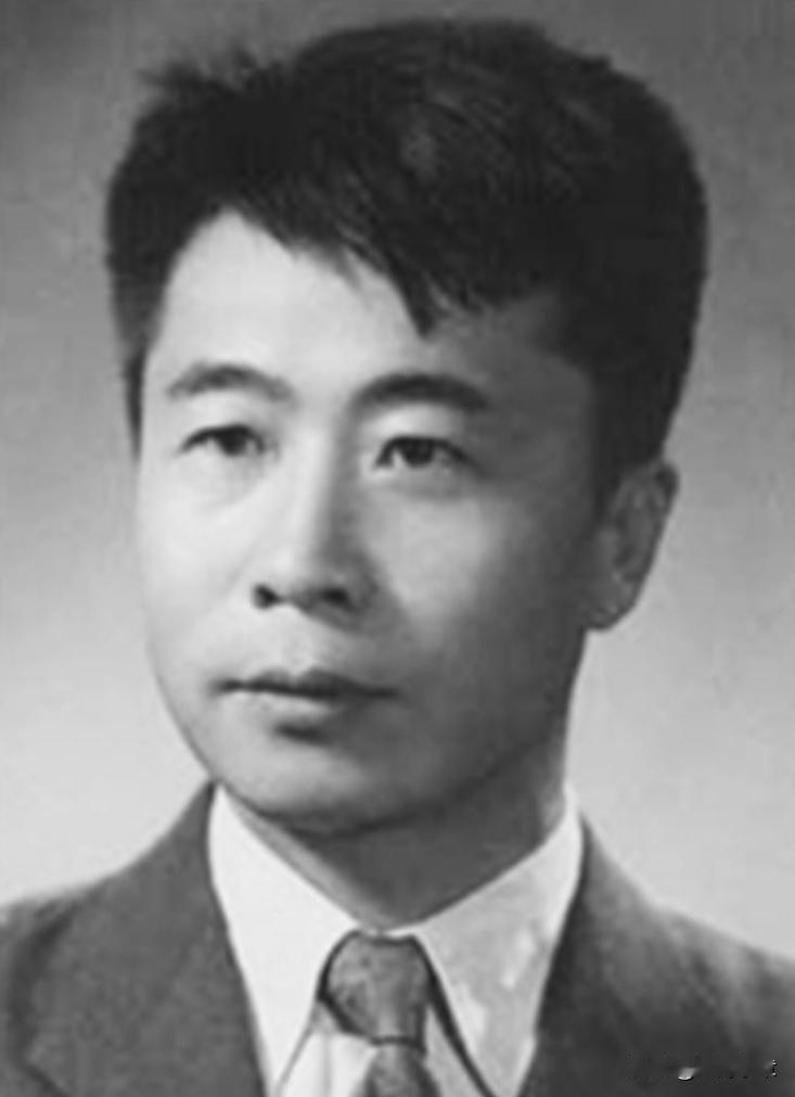 1957年，一本叫《林海雪原》的新书爆火，1962年其作者曲波被召回部队，后任总