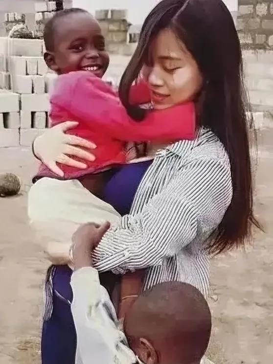 一直有个问题困扰着我，事情是这样的：一个邻居嫁给了黑人，而且成为年轻的妈妈，带着