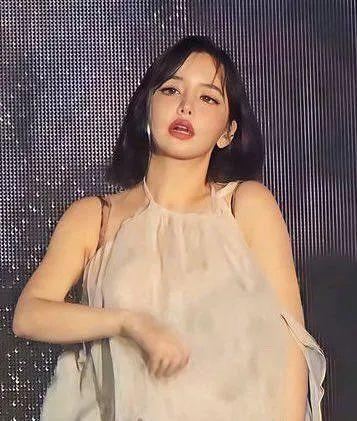 韩国女团 2NE1 成员朴春最新自拍，越来越像芭比娃娃了！
不过据说她最近得了抑