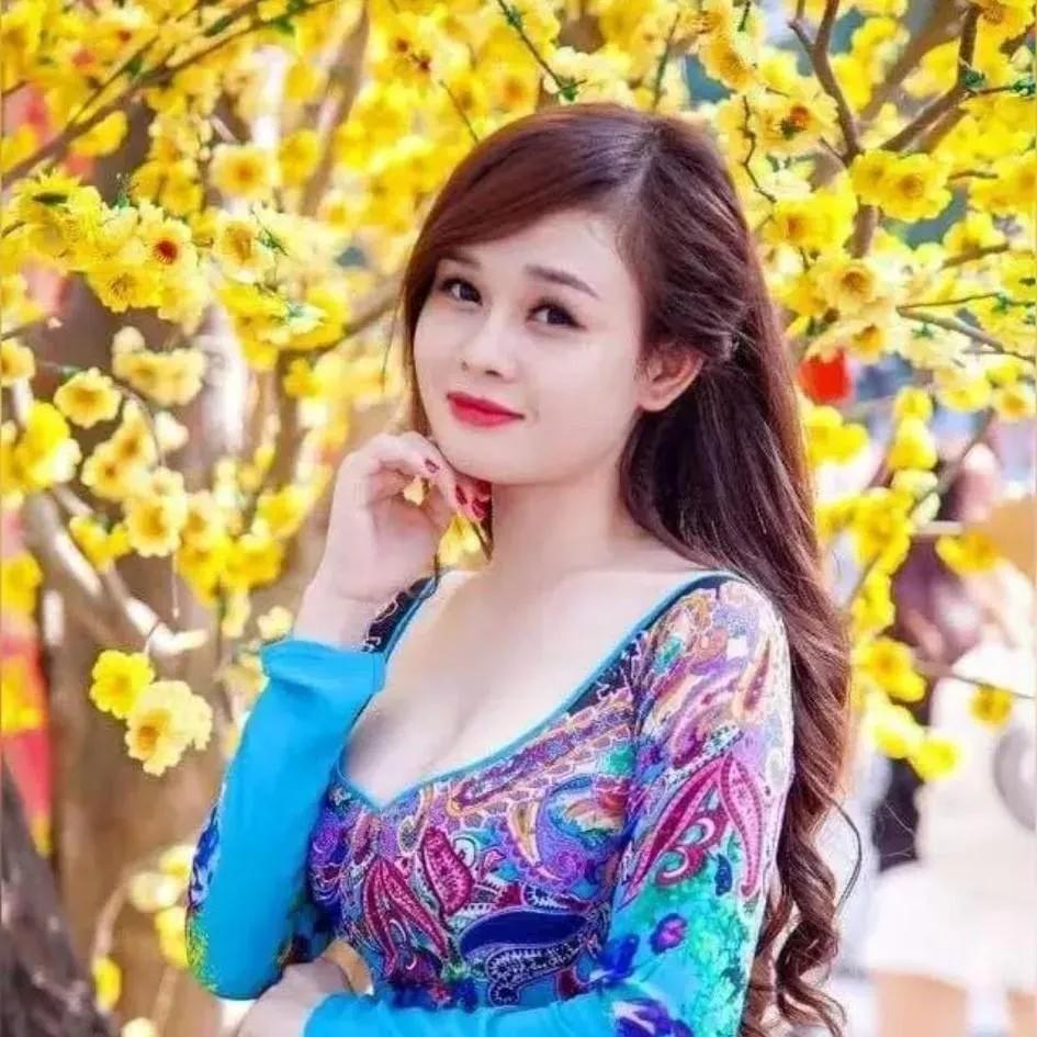 春日暖阳下，花海中浅笑如花，美丽动人。花海少女照 粉嫩春日花海 春天花香风景美 