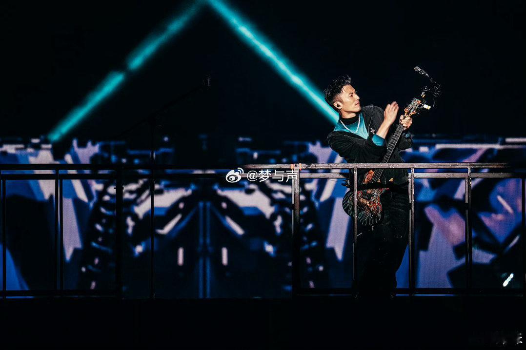 谢霆锋推倒重来MV谢霆锋做音乐的态度：能实拍绝不特效！《推倒重来》MV亲身上阵爆