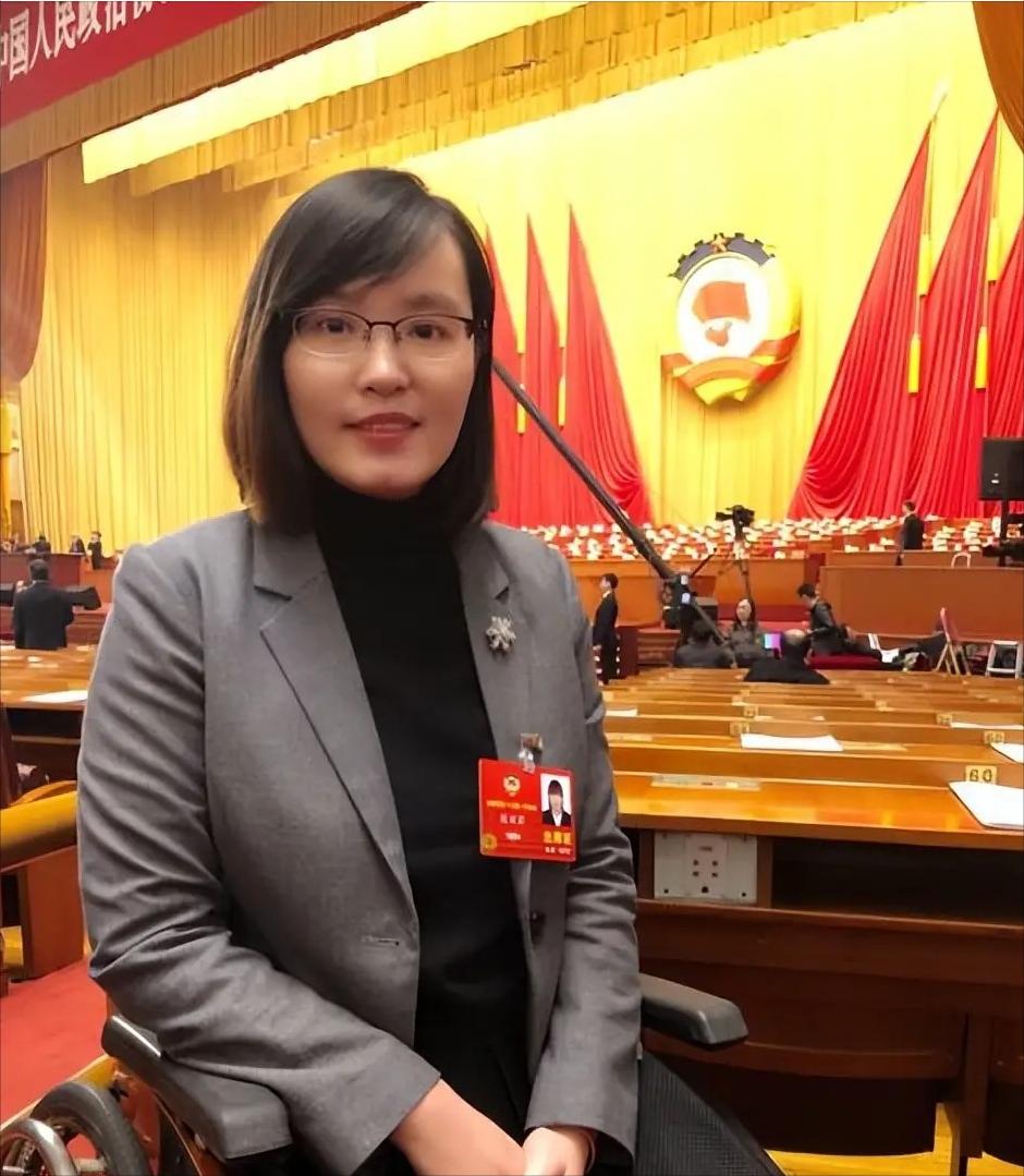 2012年5月，一名28岁的女教师在学校门口疏导交通，突然一辆原本停在路边的大巴